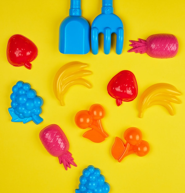 Plástico multicolor juguetes frutas en amarillo