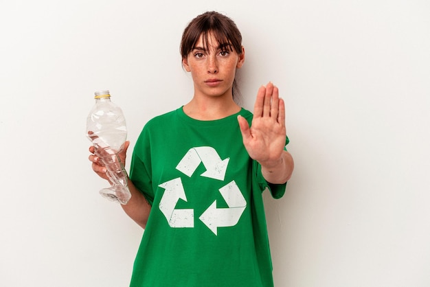 Foto plástico reciclado jovem argentino isolado no fundo branco