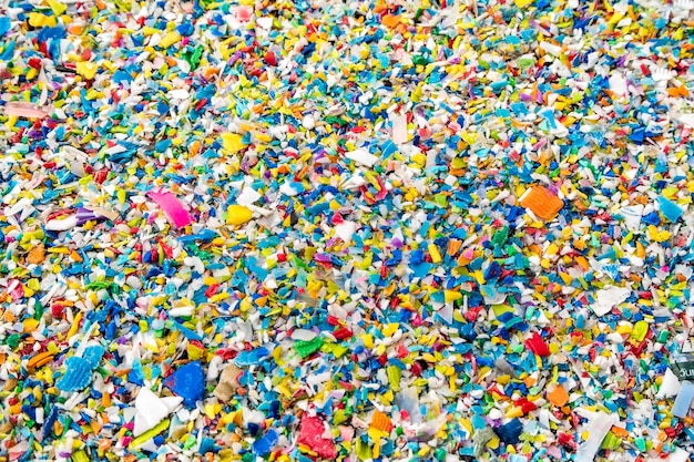 Plástico usado triturado preparado para volver a fundirse en pellets de plástico reciclado
