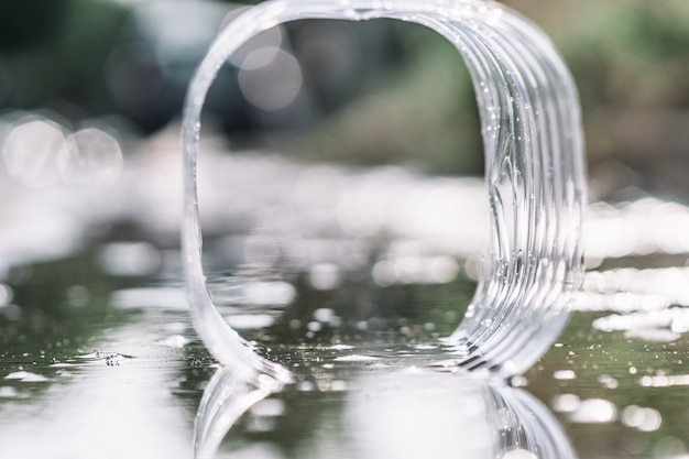 Foto plástico vacío transparente y reflexión del agua. sesión macro.