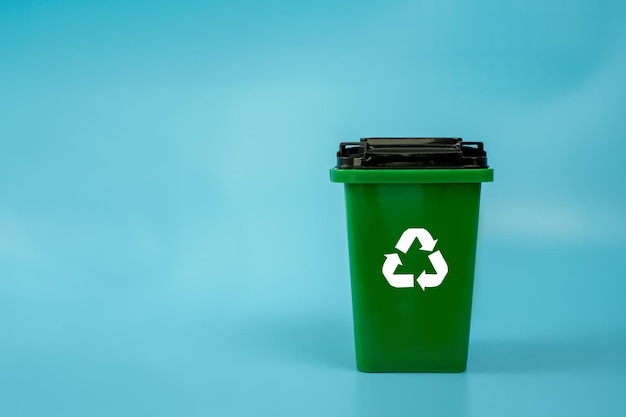 Plástico verde en la papelera de reciclaje Para plástico ecológico vidrio y papel espacio de copia fondo verde