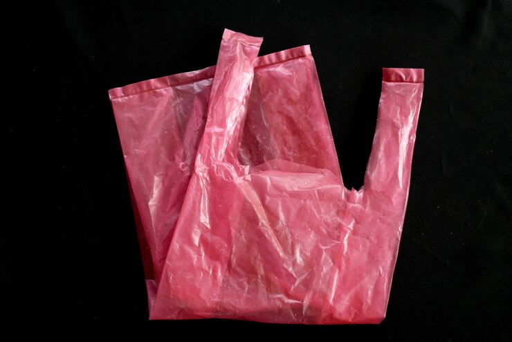 plástico vermelho volta isolado