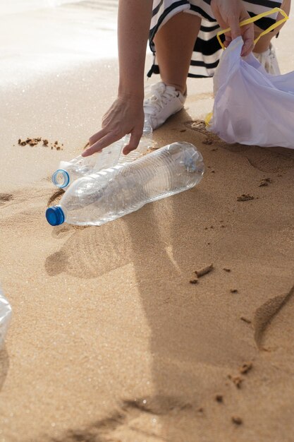 Plastik am Strand reinigen