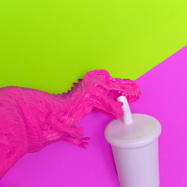 Plastik-Dinosaurier-Soda-Süchtiger Minimale flache Lay-lustige Kunst