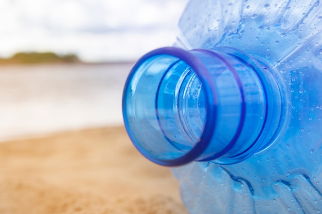 Plastik-Müll. Der Hals einer großen Flasche. Nahansicht. Umweltverschmutzung