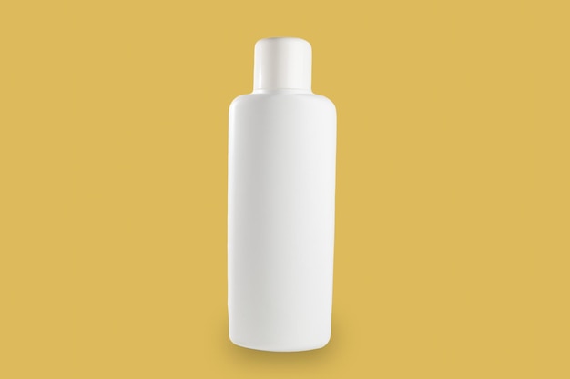 Foto plastik-shampoo-flasche mit fliptop-deckelmockup mit gelbem hintergrund