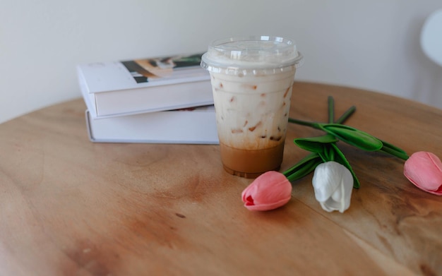 Plastikbecher mit Eiscappuccino auf einem Tisch in einem Café