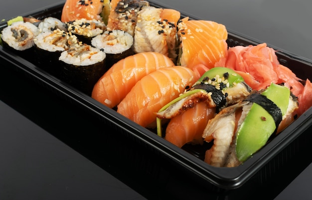 Plastikbehälter mit Sushi-Set