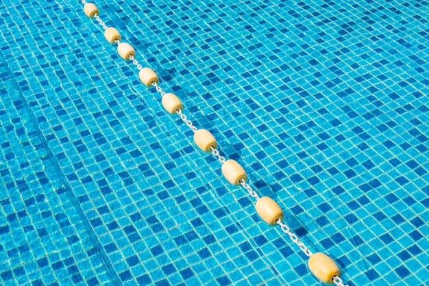 Plastikboje schwimmt im schwimmbad