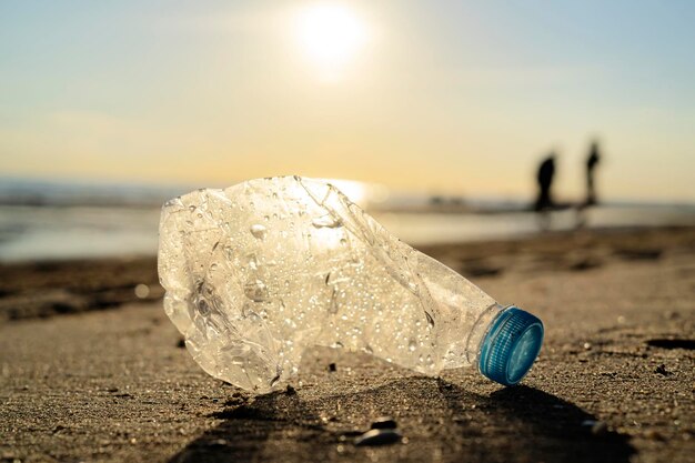 Plastikflasche am Meer Müll verursacht durch unsere Fahrlässigkeit