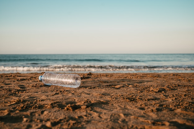 Plastikflasche am Strand im Mittelmeer verlassen.