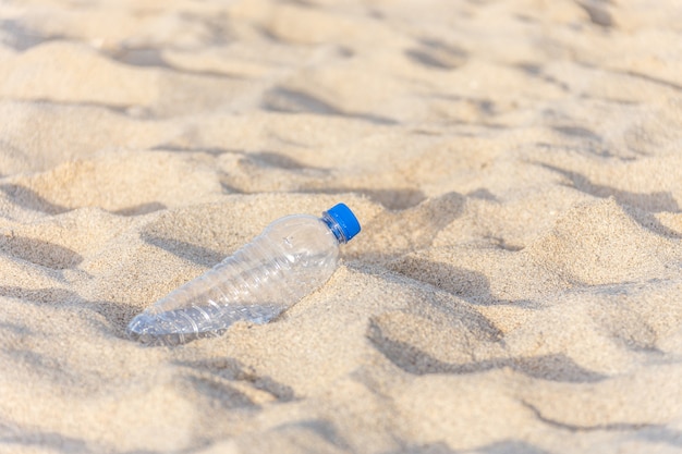 Plastikflasche am Strand von Touristen verlassen