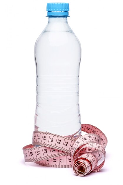 Plastikflasche des Trinkwassers und des Maßbandes lokalisiert auf weißem Hintergrund mit Beschneidungspfad