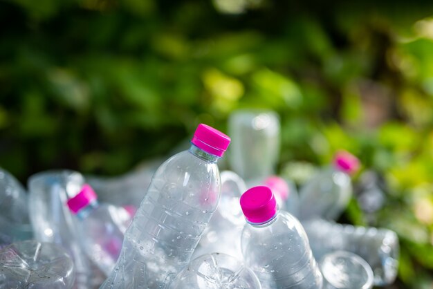 Foto plastikflasche im korb für die wiederverwertung