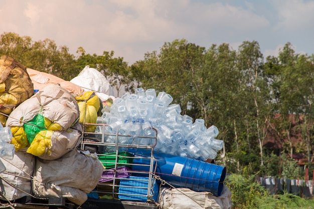 Plastikflasche mit Kappen zum Recycling von Abfällen