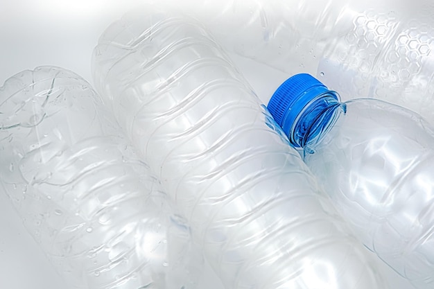 Plastikflasche mit leerer Wasserflasche auf weißem Hintergrund