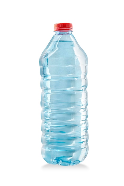 Plastikflasche mit noch gesundem Wasser isoliert auf weißem Hintergrund mit Beschneidungspfad