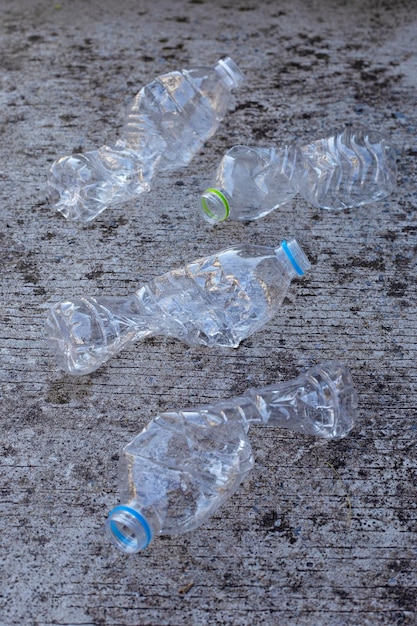 Plastikflaschen auf Zementboden