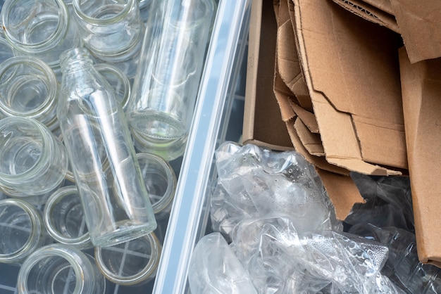 Plastikflaschen, Glas und Pappe werden zum Recycling sortiert.