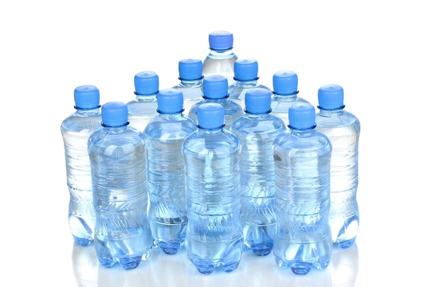 Plastikflaschen Wasser isoliert auf weiss