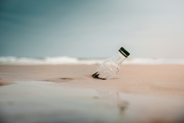 Plastikflaschenabfall auf dem Strandsand