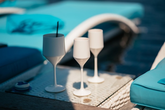 Plastikgläser für Cocktails im Wasserclub