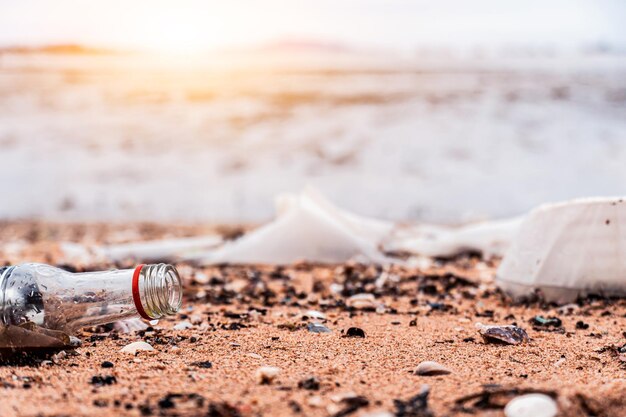 Plastikgläser und Müll am Sandstrand. Umwelt- und Plastikbewusstsein. Weltumwelttag-Konzept. Rette die Erde, rette das Leben.