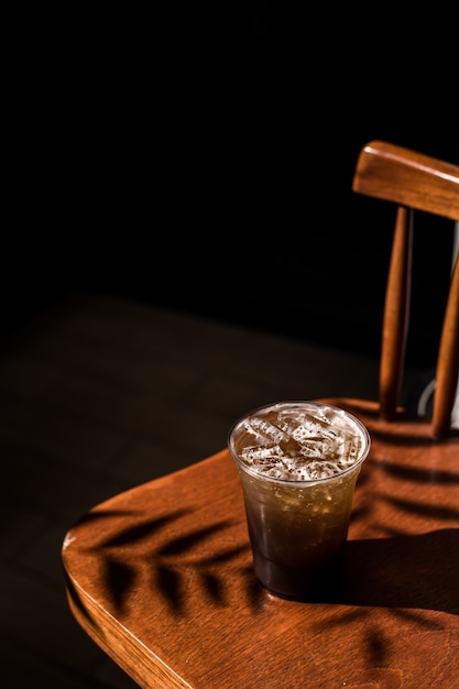 Plastikglas Eiskaffee mit Sekt auf dem Tisch