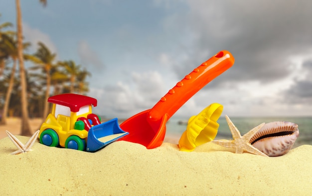 Foto plastikkinderspielwaren auf dem sandstrand