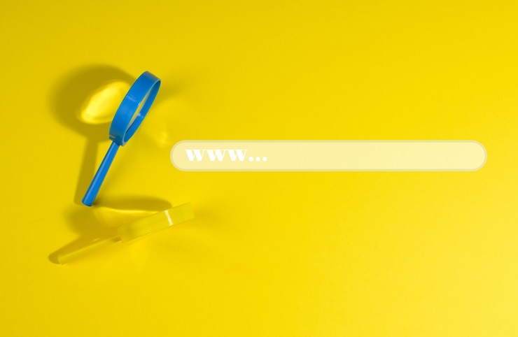 Foto plastiklupen und ein formular zum suchen von informationen im internet, gelbe fläche