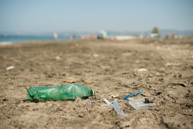 Plastikmüll an einem Sandstrand