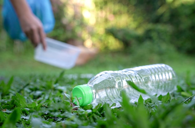 Plastikmüll aufsammeln