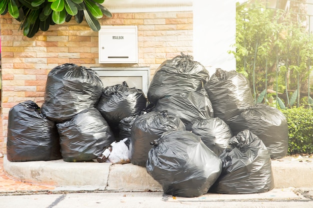 Plastikmüllsäcke neben der Fußgängerzone.