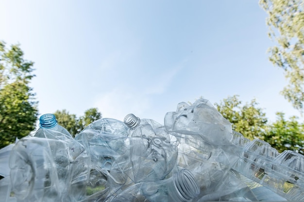 Plastikproblem Ein Berg von Plastikflaschen gegen den Himmel