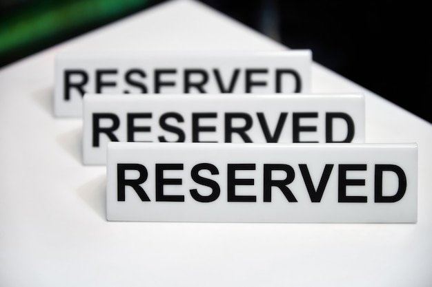 Plastiktafel mit der Aufschrift Reserviert auf dem Tisch des Restaurants