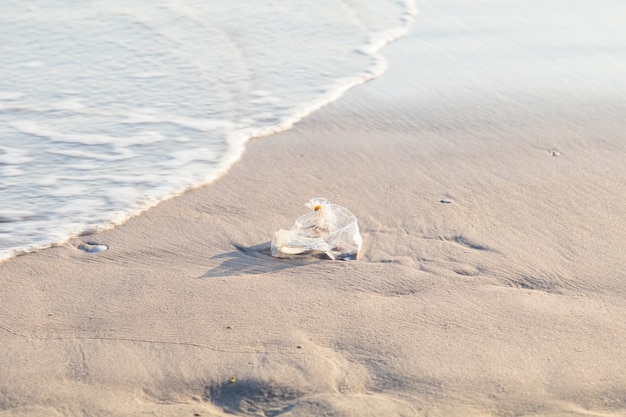 Plastiktüte am Strand