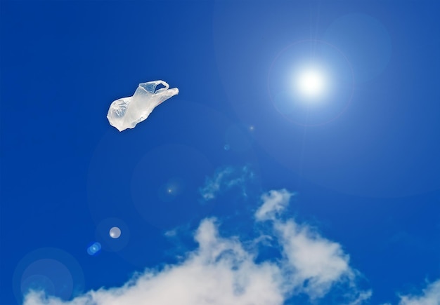 Plastiktüte fliegt unter der Sonne