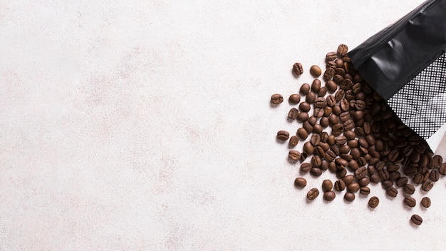 Foto plastiktüte mit kaffeebohnen gefüllt