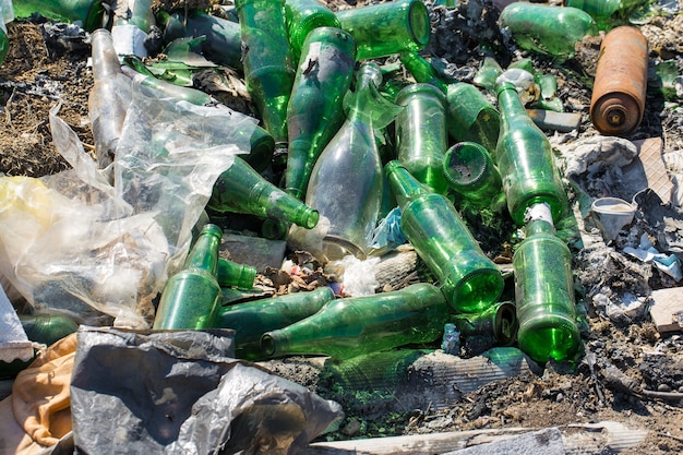 Plastiktüten und -flaschen in einer Deponie Unbefugte Freisetzung von Müll Verschmutzung der Natur