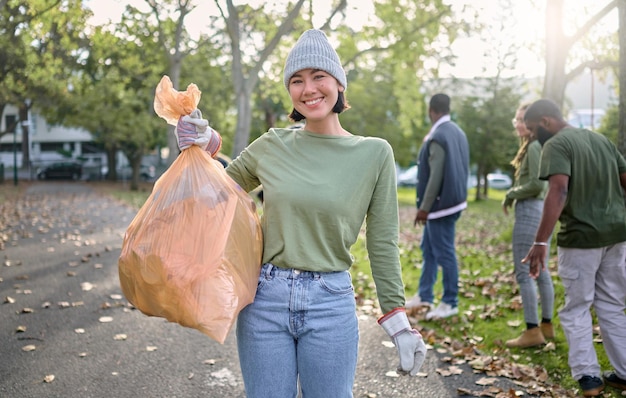 Plastiktütenpark und glückliche Frau im Reinigungsporträt für den Tag der Erde oder ehrenamtliche Unterstützung Recyceln Sie Müll- oder Müllziele von ngo-Personen, die bei der Natur- oder Waldverschmutzung helfen