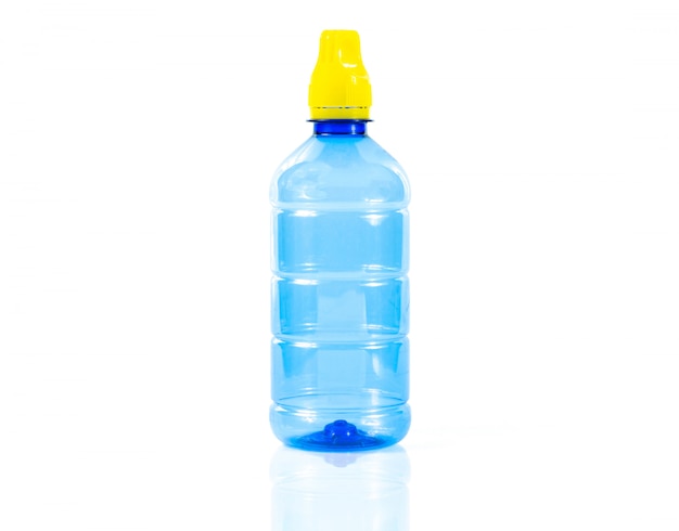 Plastikwasserflasche auf weißem Hintergrund