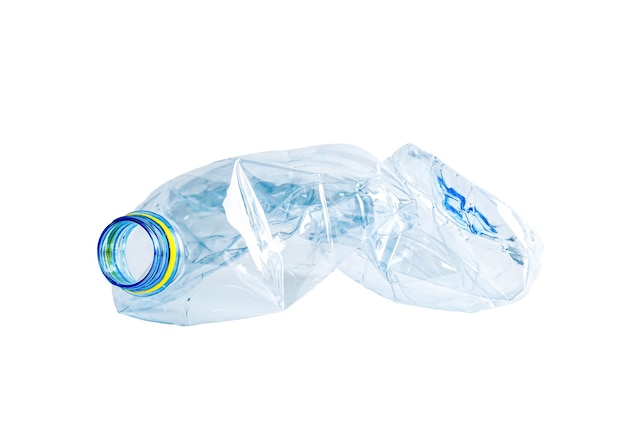 Plastikwasserflasche mit leeren, zerknitterten, isolierten auf weißem Hintergrund mit Beschneidungspfad, Wiederverwendung, Recycling, Umweltverschmutzung, Ökologie, Konzept der globalen Erwärmung