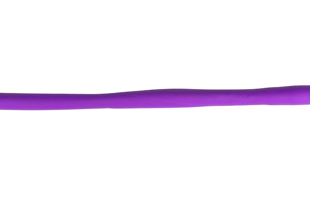 Plastilina línea color púrpura aislado sobre fondo blanco.