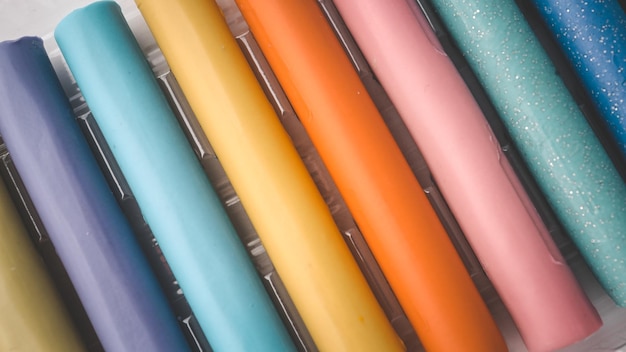 Plastilina multicolor en una caja de fondo o textura de primer plano