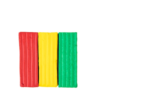 Plastilina multicolor niños plastilina en forma de cubos y tiras Fondo blanco aislado