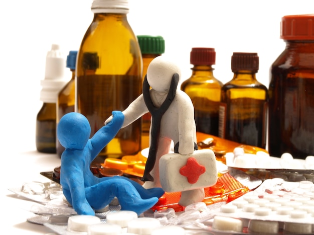 Foto plastilinfigur, arzt hilft einem patienten