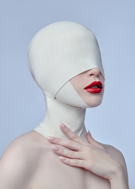 Plastische Chirurgie, kosmetische Chirurgie im Gesicht der Frau. Gesicht mit medizinischen Bandagen verbunden. Frau nach plastischer Chirurgie Hautstraffung