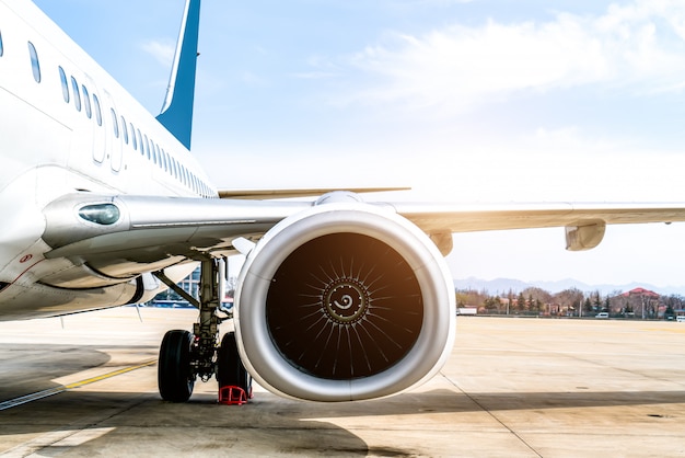 Plataforma de aeropuerto y avión de pasajeros