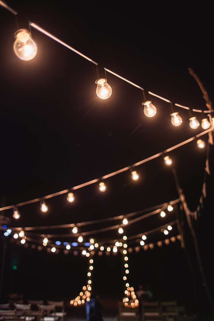 Una plataforma con un arco para la ceremonia nocturna