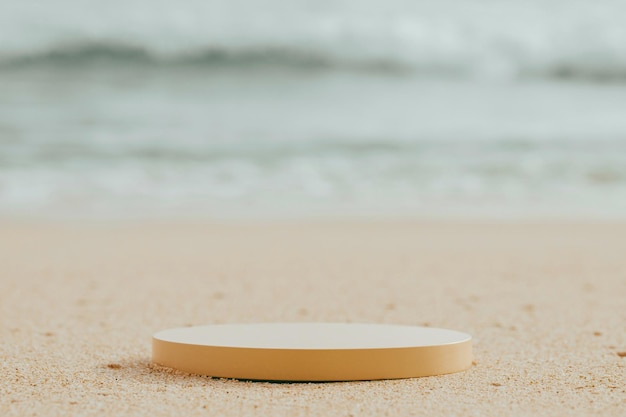 Plataforma beige en la playa para el producto de pie contra el fondo del océano